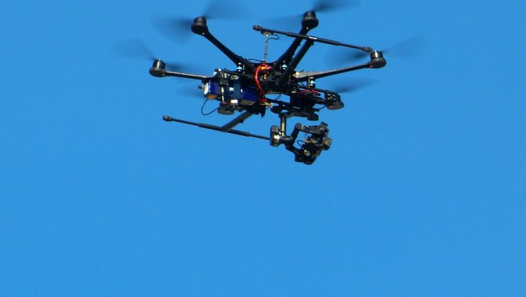本地ip App 主界面概览，深色终端风格面板上并列显示当前网络名称、本地ip地址与网关信息