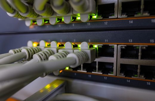 网络架构示意图，路由器连接多台设备，每台设备标注不同的本地ip地址如192.168.1.x，背景深色极客风格